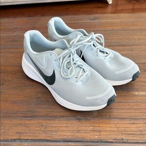 Nike Men’s Revolution 7 Light Gray Sneakers with Black Swoosh sz 13
